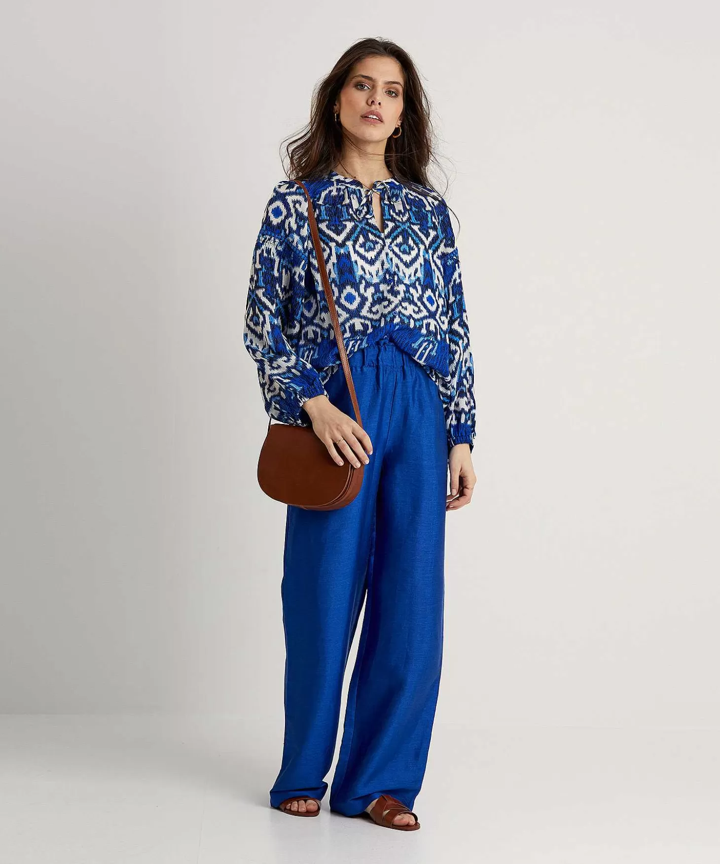 bybar_glanzende_palazzo_broek_robyn_gloss_4.webp By-Bar Glanzende Palazzo Broek Robyn Gloss Clearance