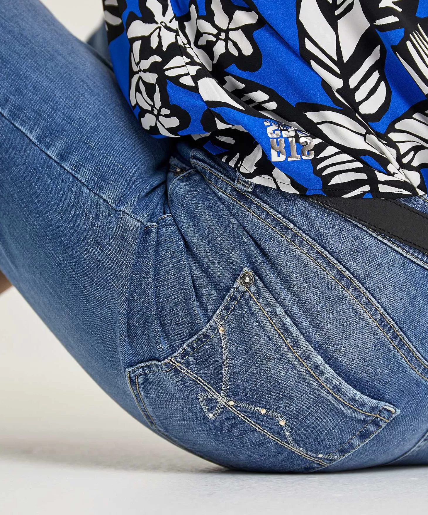 cambio_slim_fit_jeans_parla_swarovski_2.webp Cambio Slim Fit Jeans Parla Swarovski Online