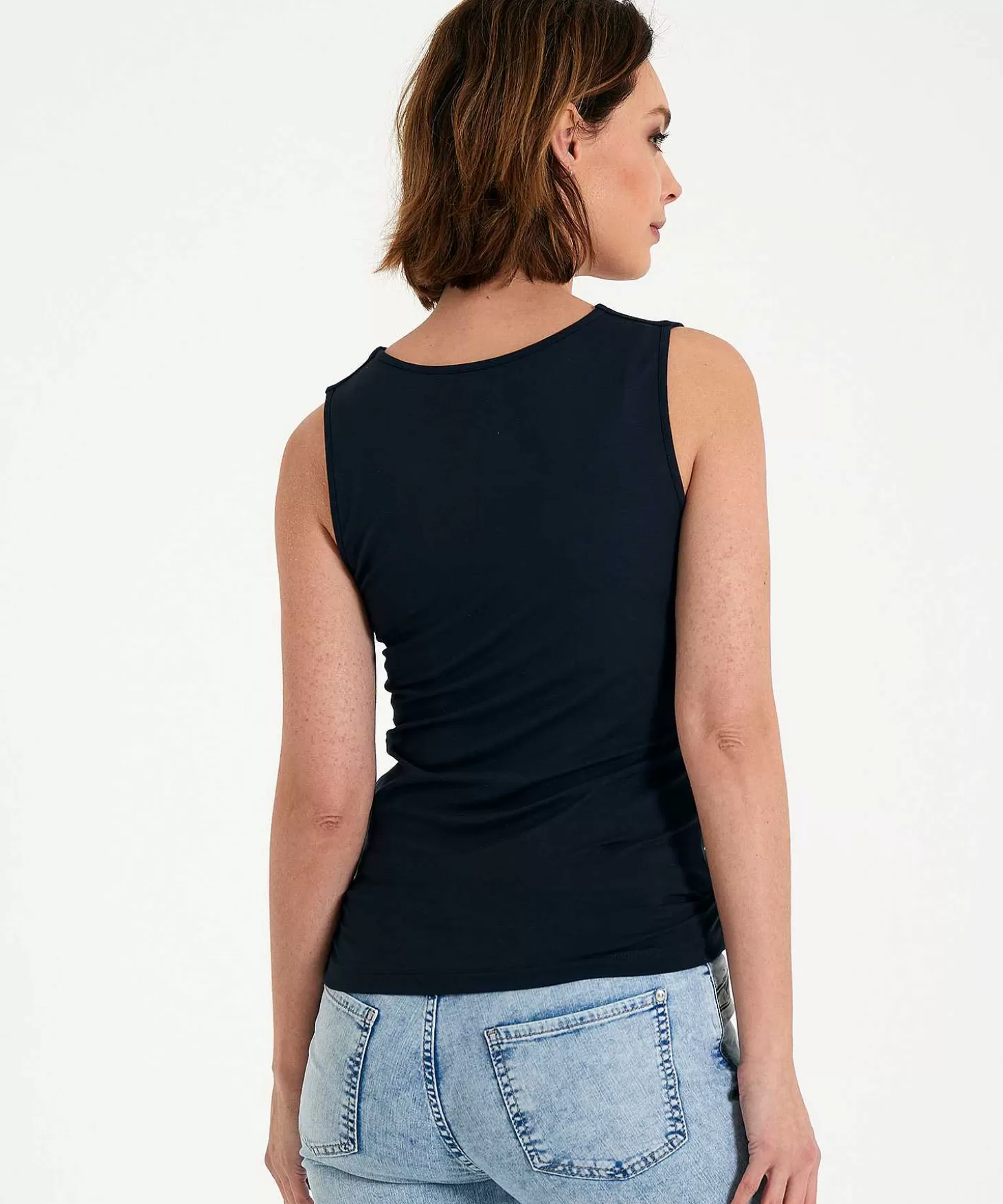 essentials_dubbelpandig_singlet_vhals_3-2.webp * Essentials Dubbelpandig Singlet V-Hals Clearance