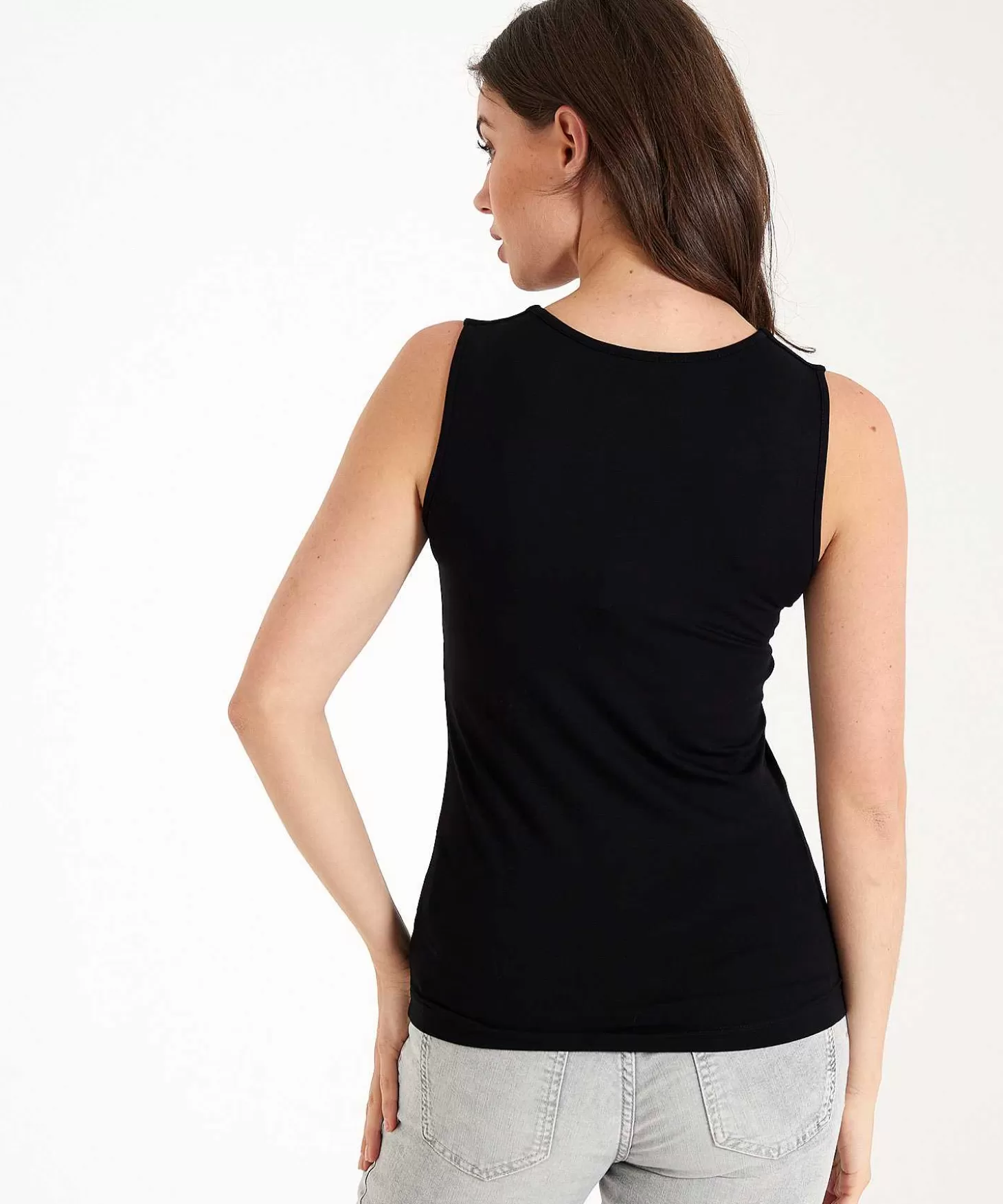 essentials_dubbelpandig_singlet_vhals_3.webp * Essentials Dubbelpandig Singlet V-Hals Clearance