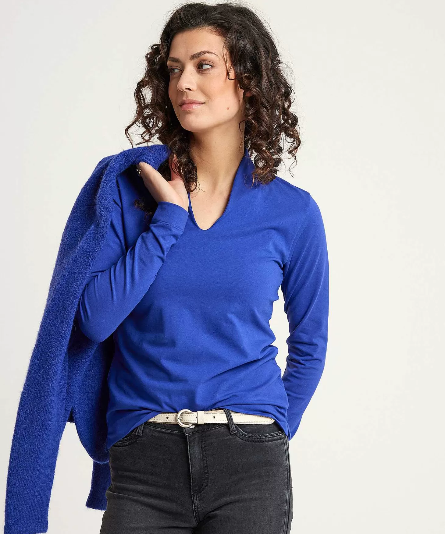 essentials_tulpshirt_lange_mouw_1-4.webp * Essentials Tulpshirt Lange Mouw Best