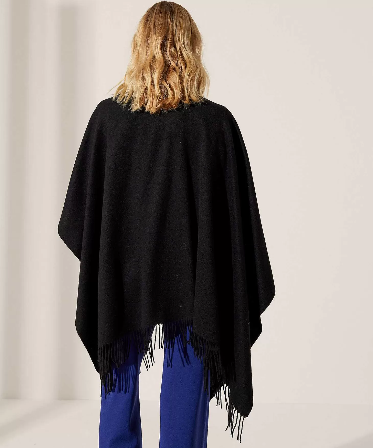 fraas_wollen_cape_met_franjes_3.webp Fraas Wollen Cape Met Franjes Sale