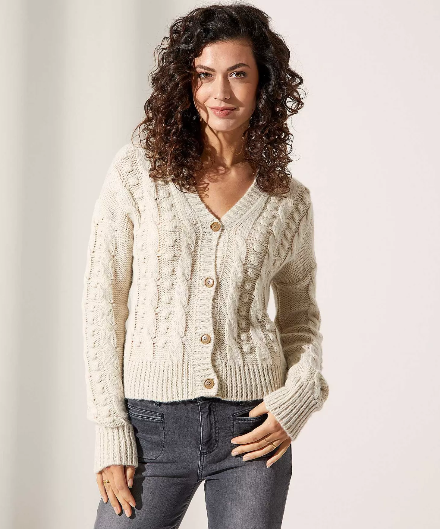 jane_lushka_vest_kabelmotief_julie_1.webp Jane Lushka Vest Kabelmotief Julie Best