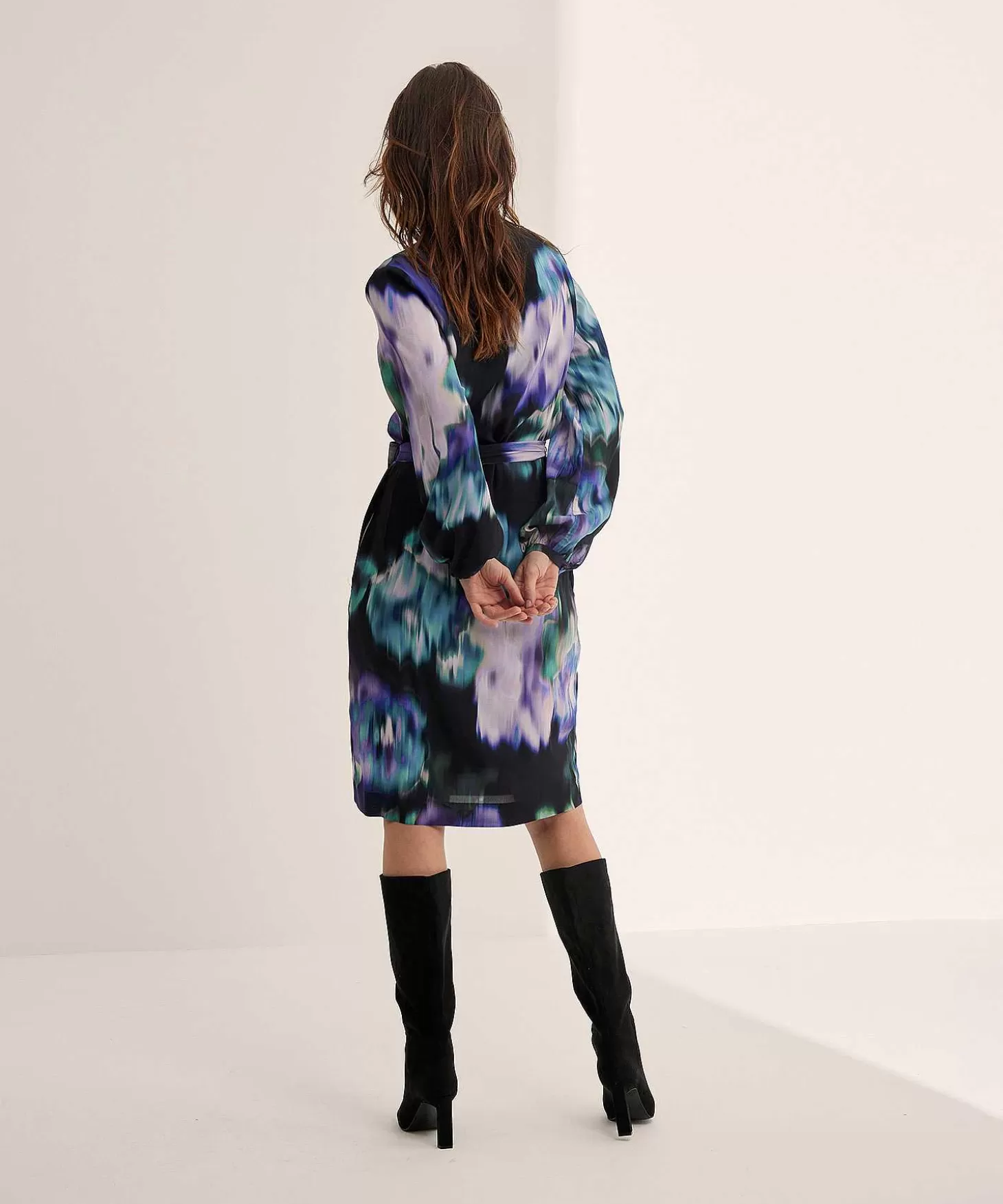 kyra_jurk_met_ceintuur_faded_flower_print_willy_3.webp KYRA Jurk Met Ceintuur Faded Flower Print Willy Best