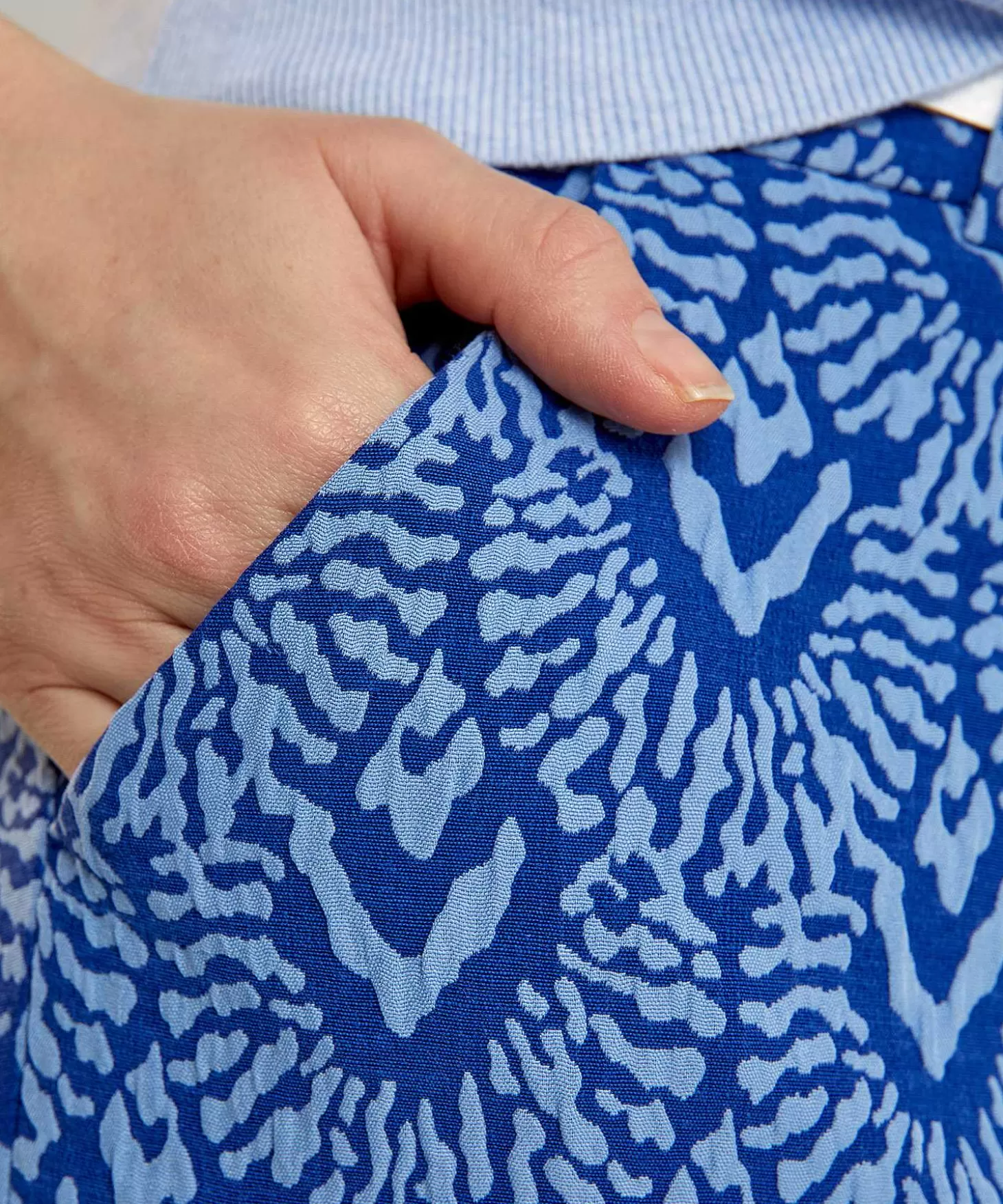 kyra_kick_flare_broek_jacquard_clara_1.webp KYRA Kick Flare Broek Jacquard Clara Best