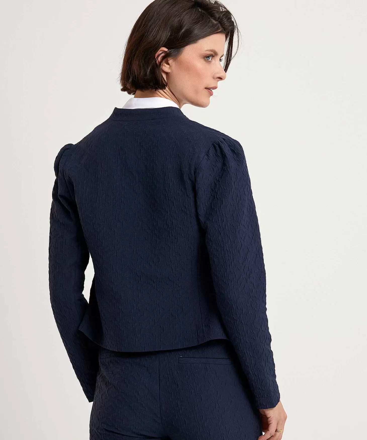 kyra_korte_blazer_jacquard_safi_3.webp KYRA Korte Blazer Jacquard Safi Hot