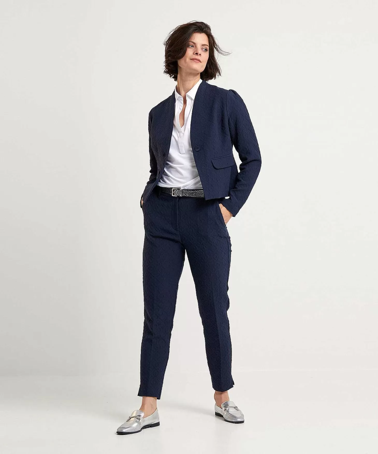 kyra_korte_blazer_jacquard_safi_4.webp KYRA Korte Blazer Jacquard Safi Hot