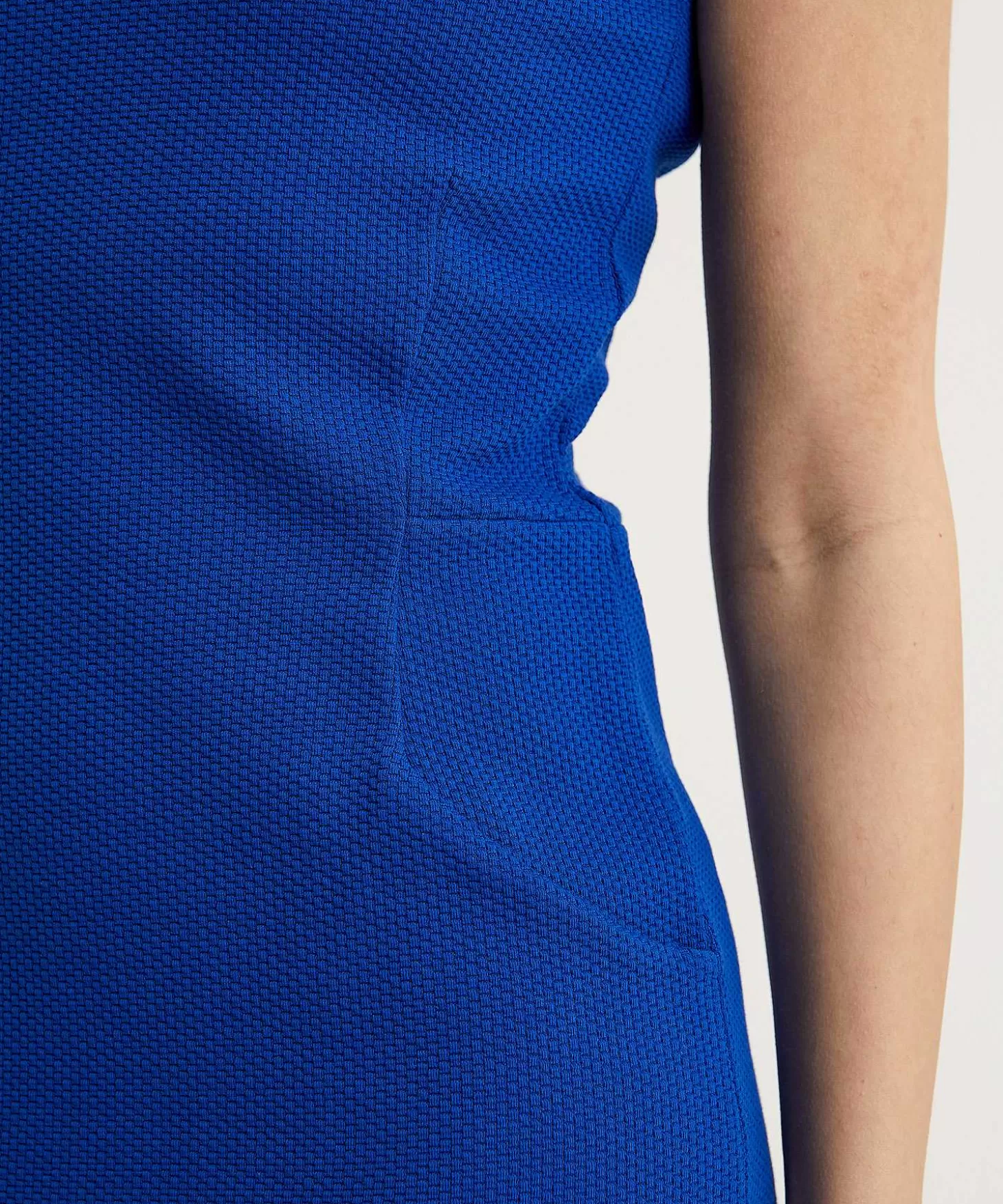 kyra_mouwloze_jurk_met_structuur_jantina_2.webp KYRA Mouwloze Jurk Met Structuur Jantina Outlet