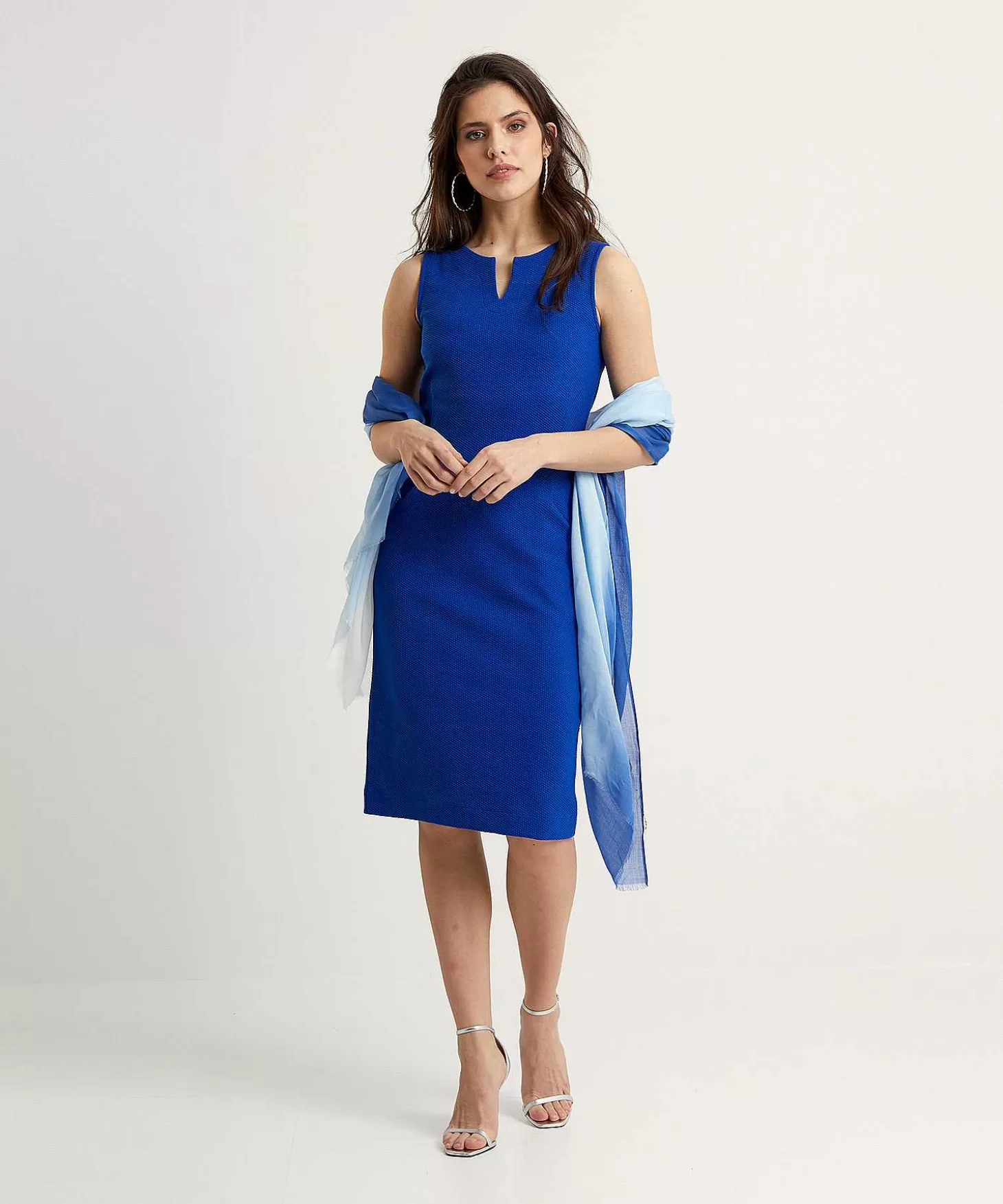 kyra_mouwloze_jurk_met_structuur_jantina_4.webp KYRA Mouwloze Jurk Met Structuur Jantina Outlet