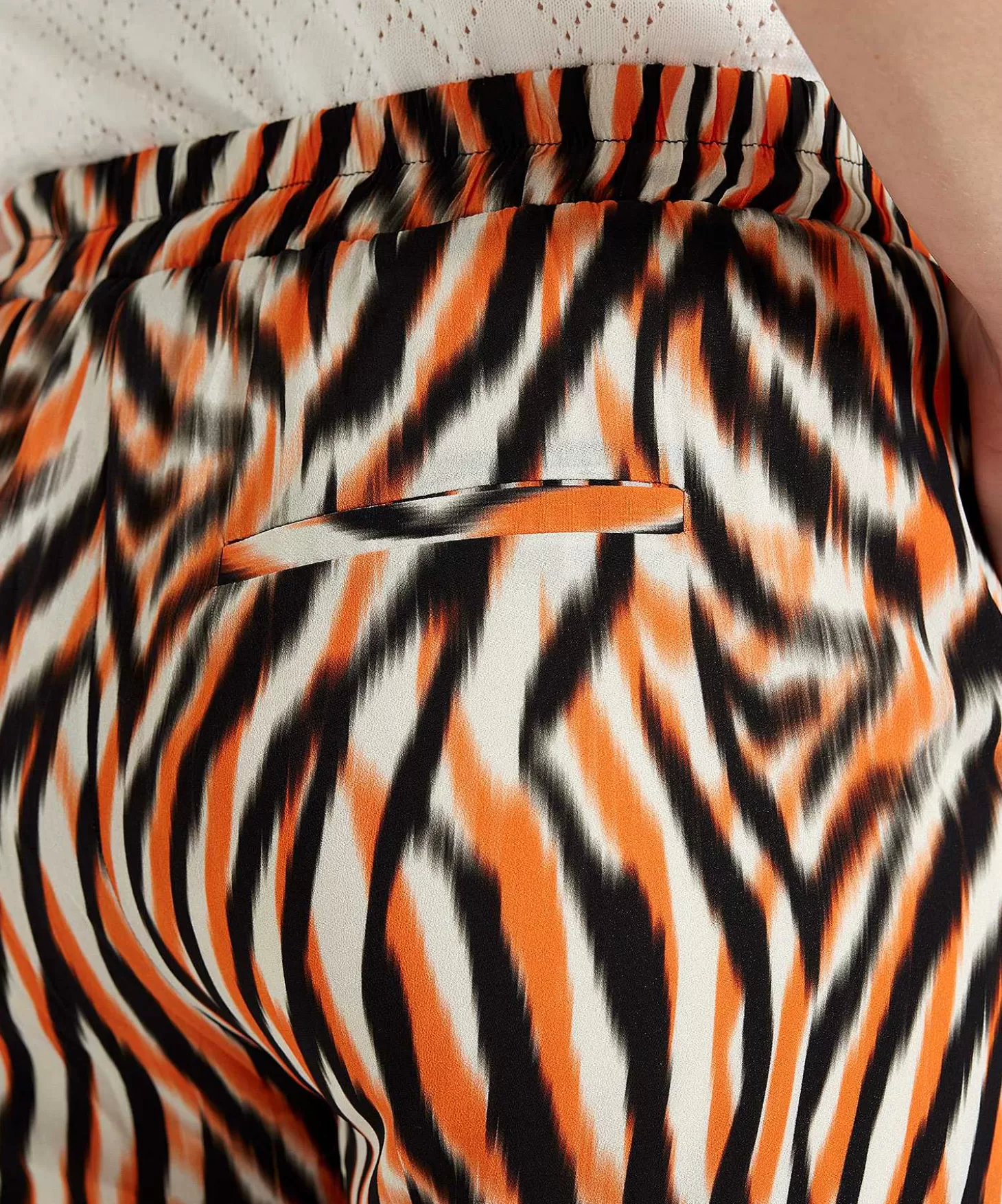 kyra_palazzo_broek_tijgerprint_hidde_2.webp KYRA Palazzo Broek Tijgerprint Hidde Best Sale