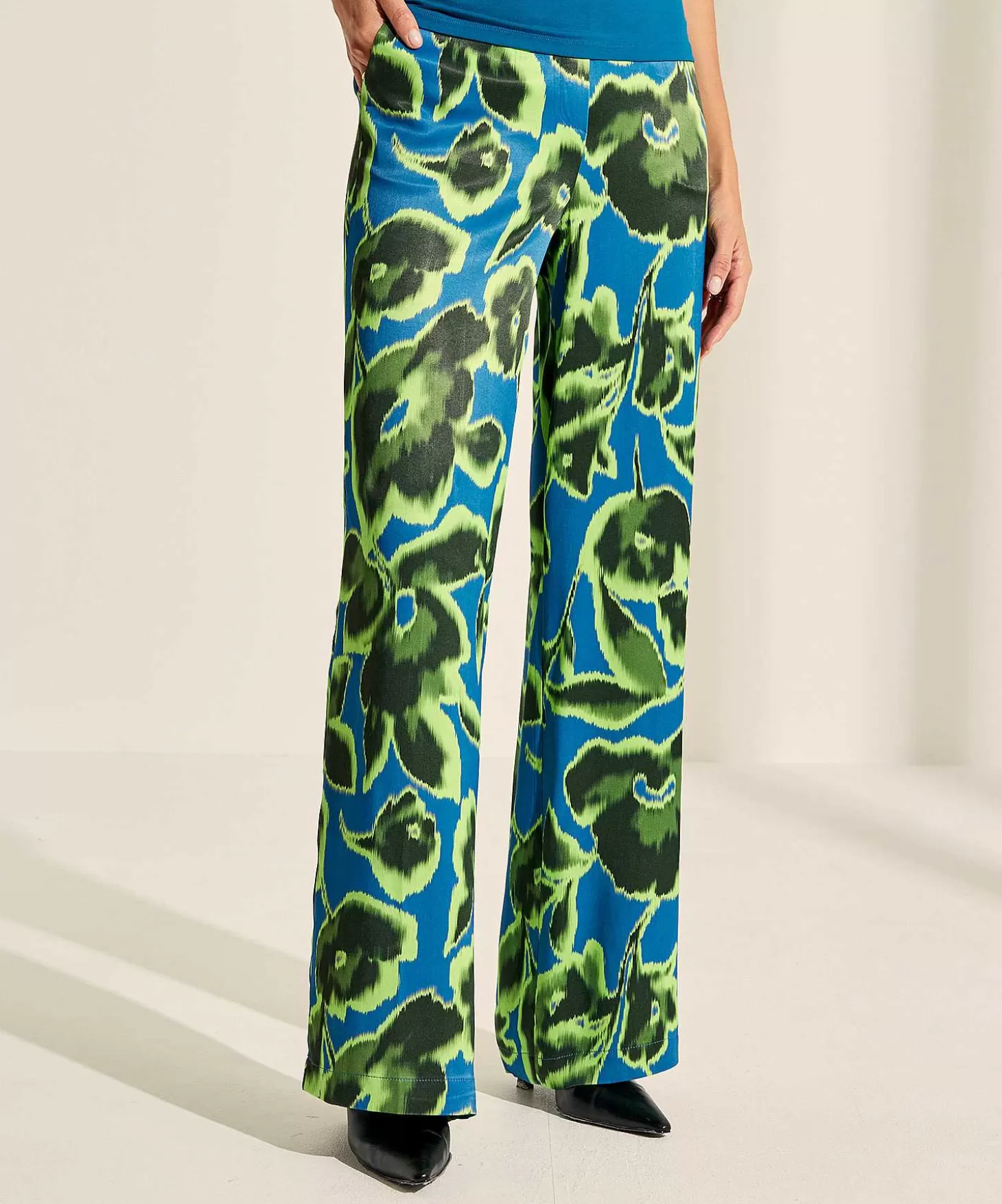 kyra_silky_broek_flower_agatha_1.webp KYRA Silky Broek Flower Agatha Shop