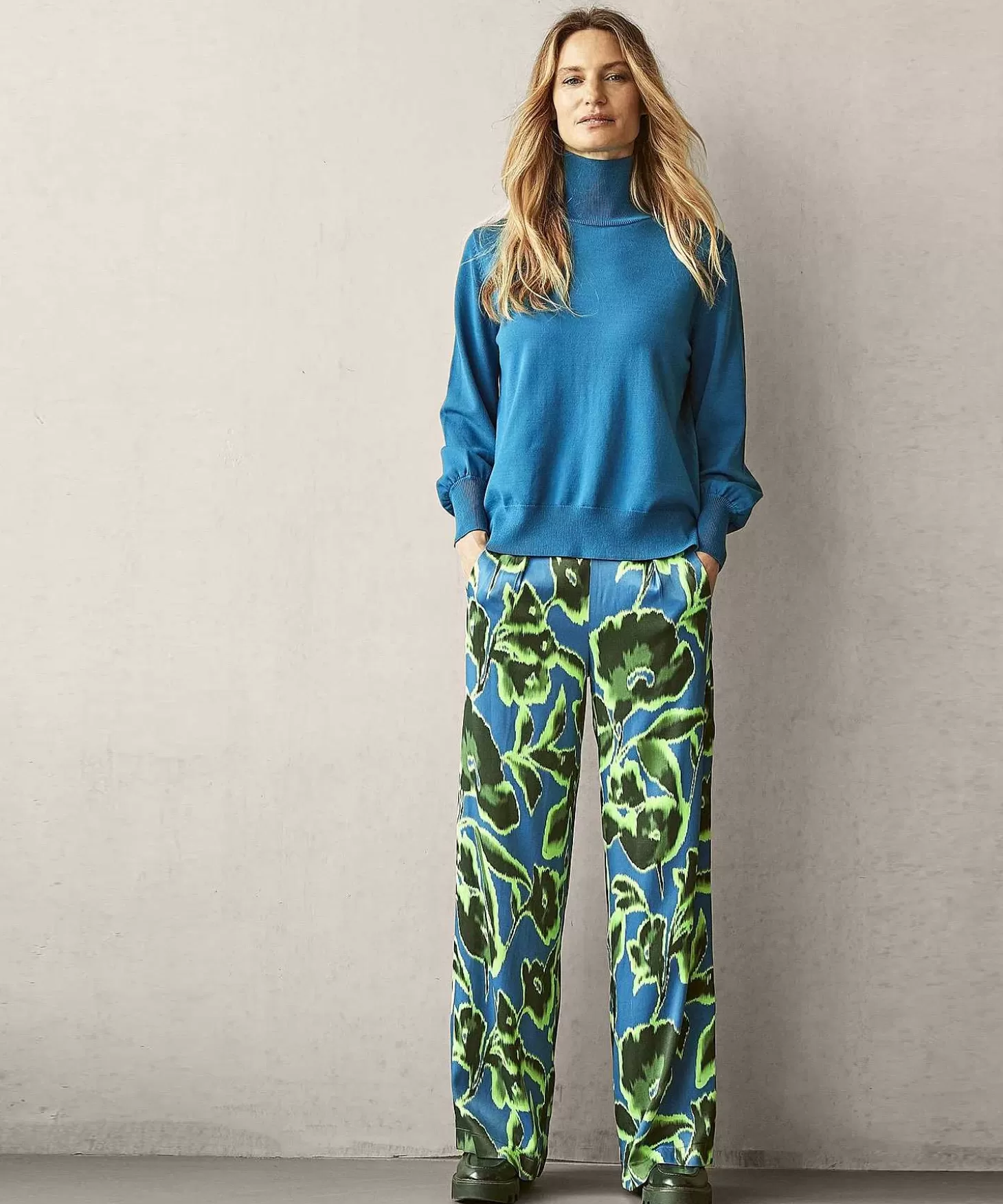 kyra_silky_broek_flower_agatha_4.webp KYRA Silky Broek Flower Agatha Shop