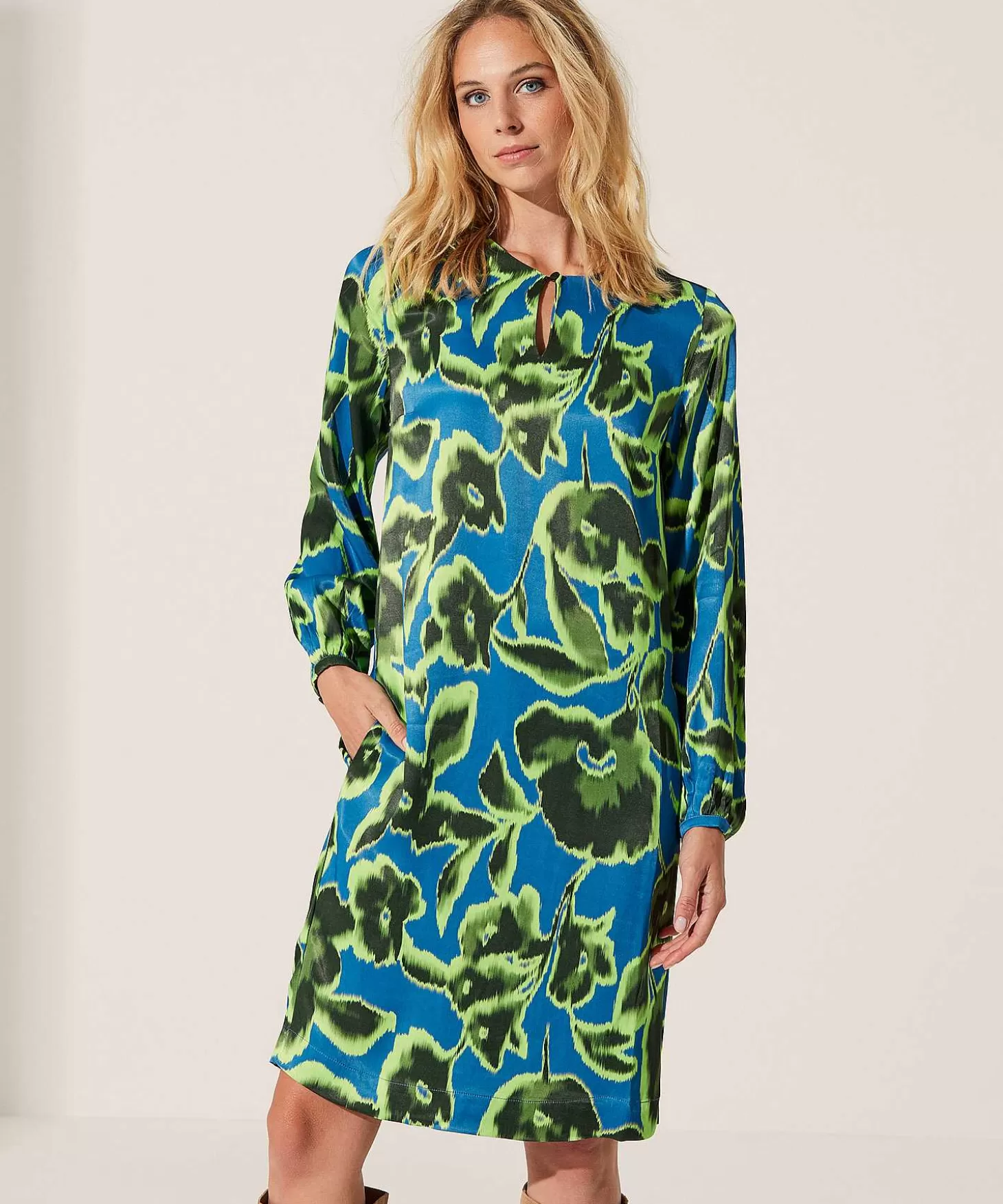 kyra_silky_jurk_flower_arlino_1.webp KYRA Silky Jurk Flower Arlino Shop