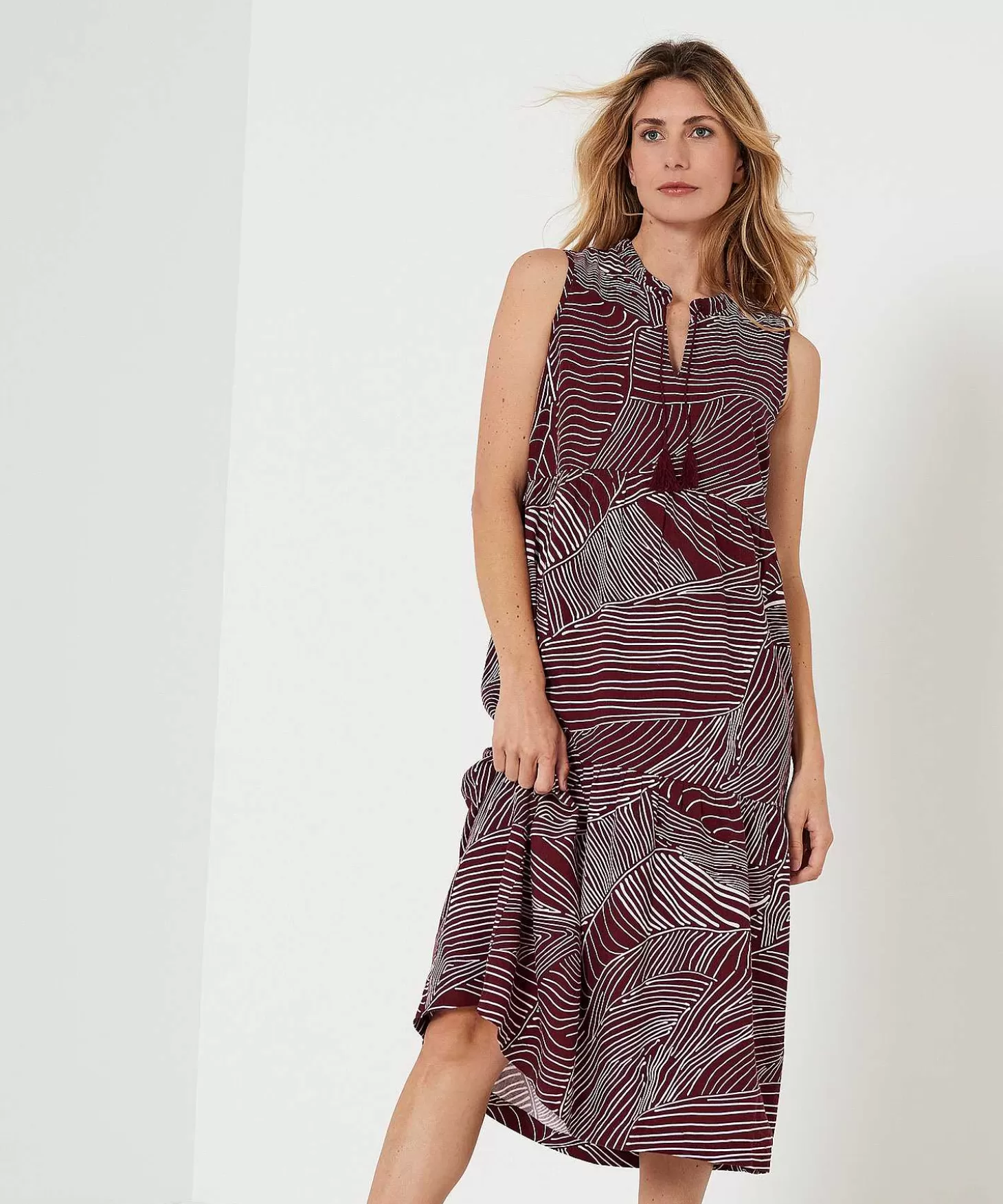 kyra_strokenjurk_lijnprint_ria_1.webp KYRA Strokenjurk Lijnprint Ria Cheap