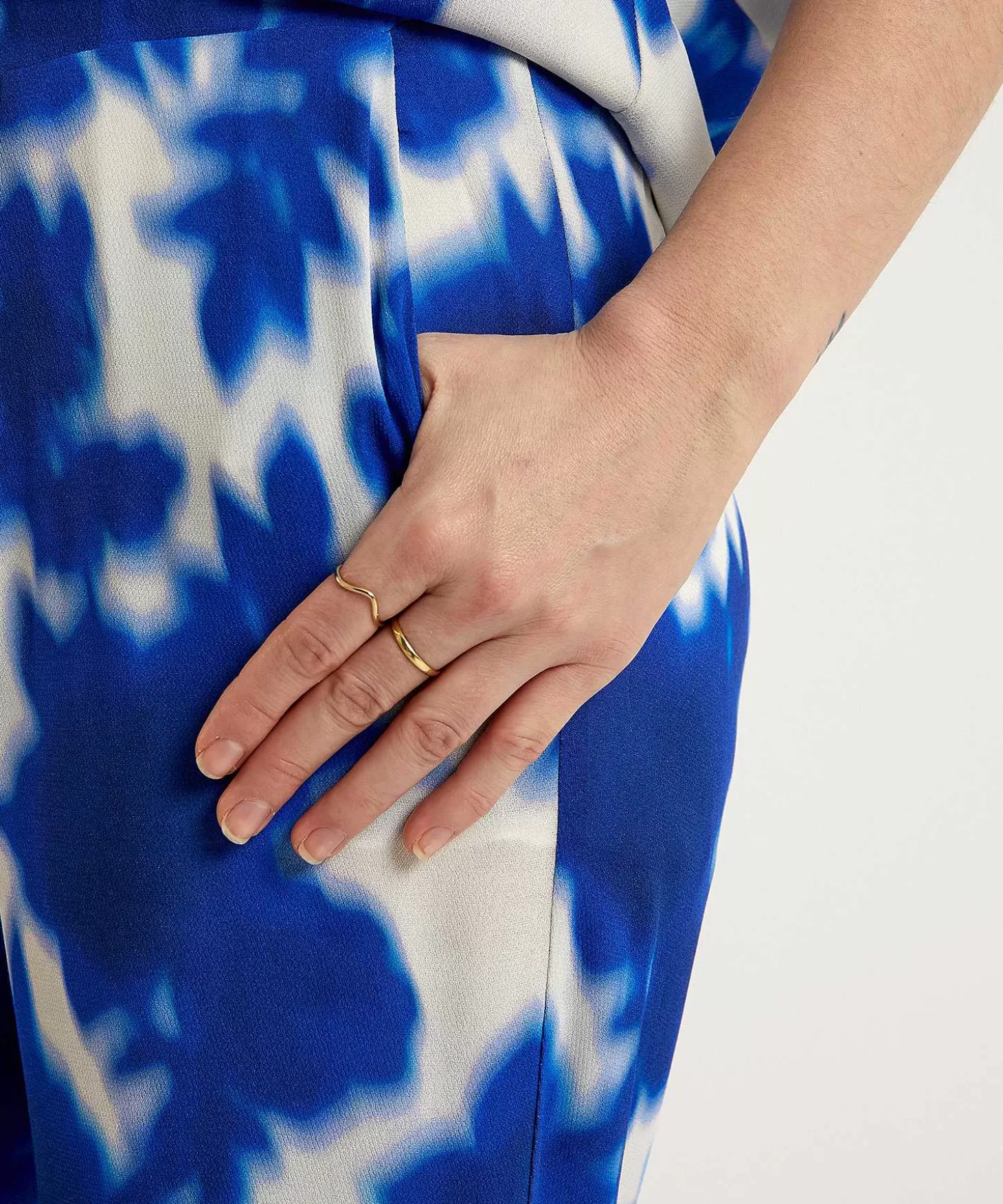 kyra_wide_leg_broek_floral_print_iris_2.webp KYRA Wide Leg Broek Floral Print Iris Online