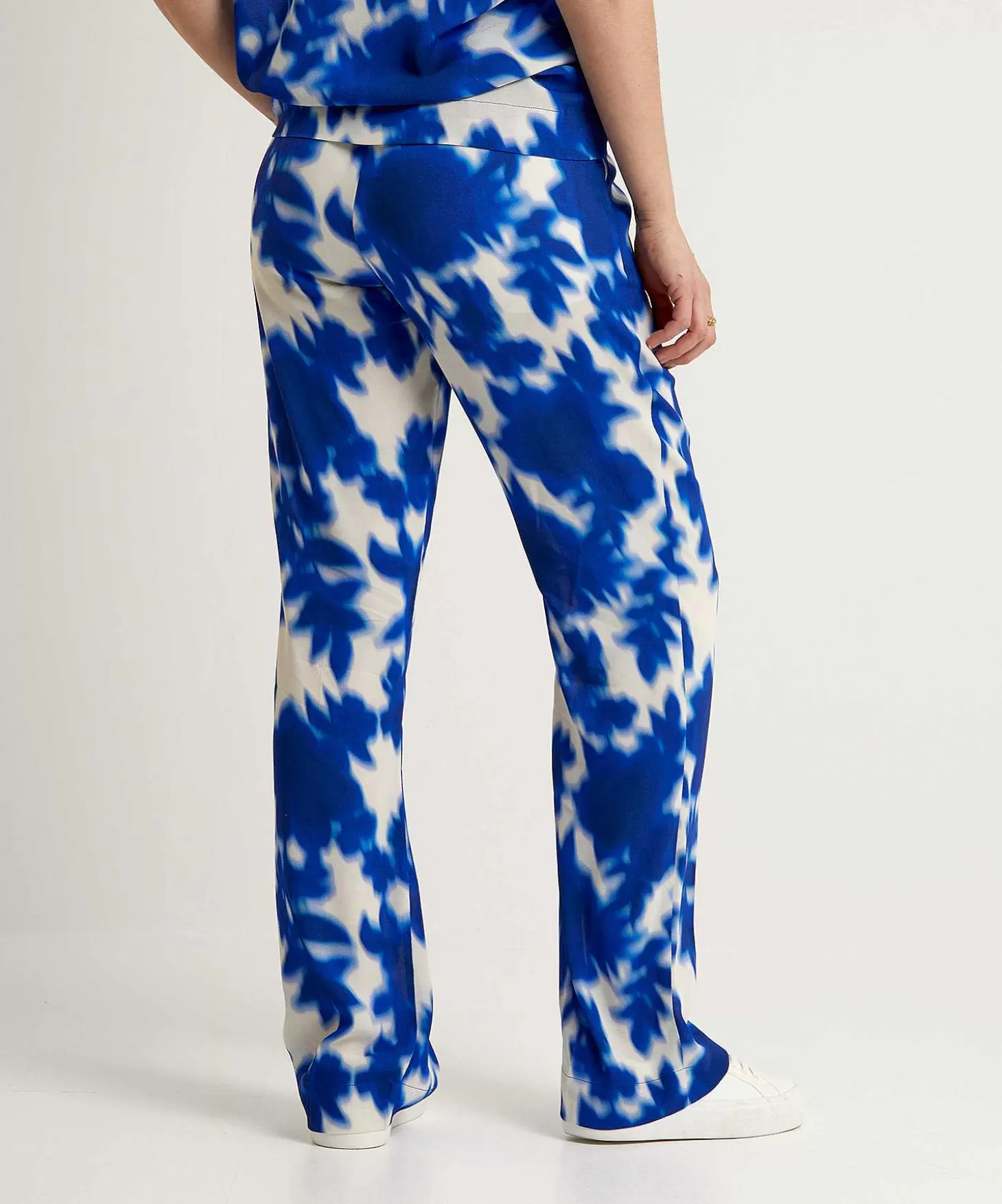 kyra_wide_leg_broek_floral_print_iris_3.webp KYRA Wide Leg Broek Floral Print Iris Online