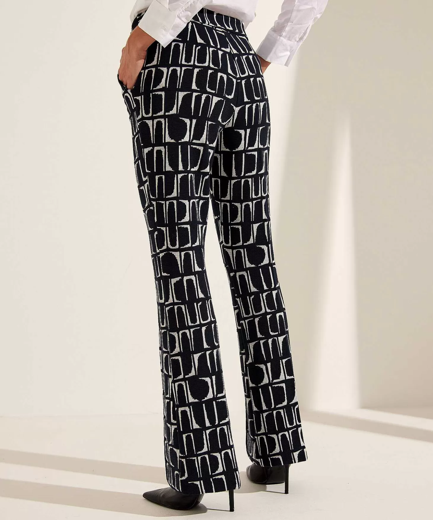 kyra_wide_leg_broek_geo_print_dipper_3.webp KYRA Wide Leg Broek Geo Print Dipper Best Sale