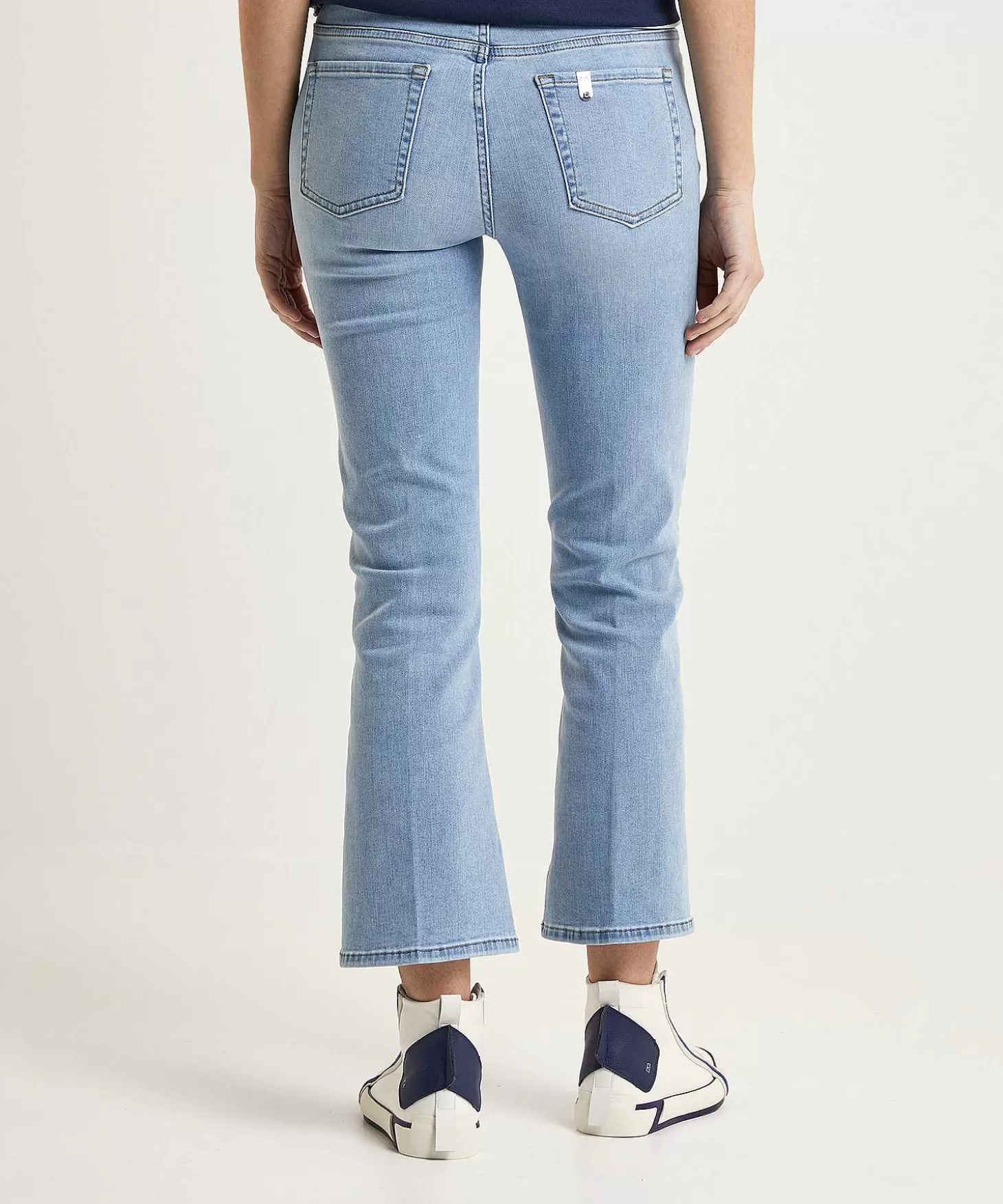 liu_jo_cropped_flared_jeans_authentic_fly_3.webp LIU JO Cropped Flared Jeans Authentic Fly Hot