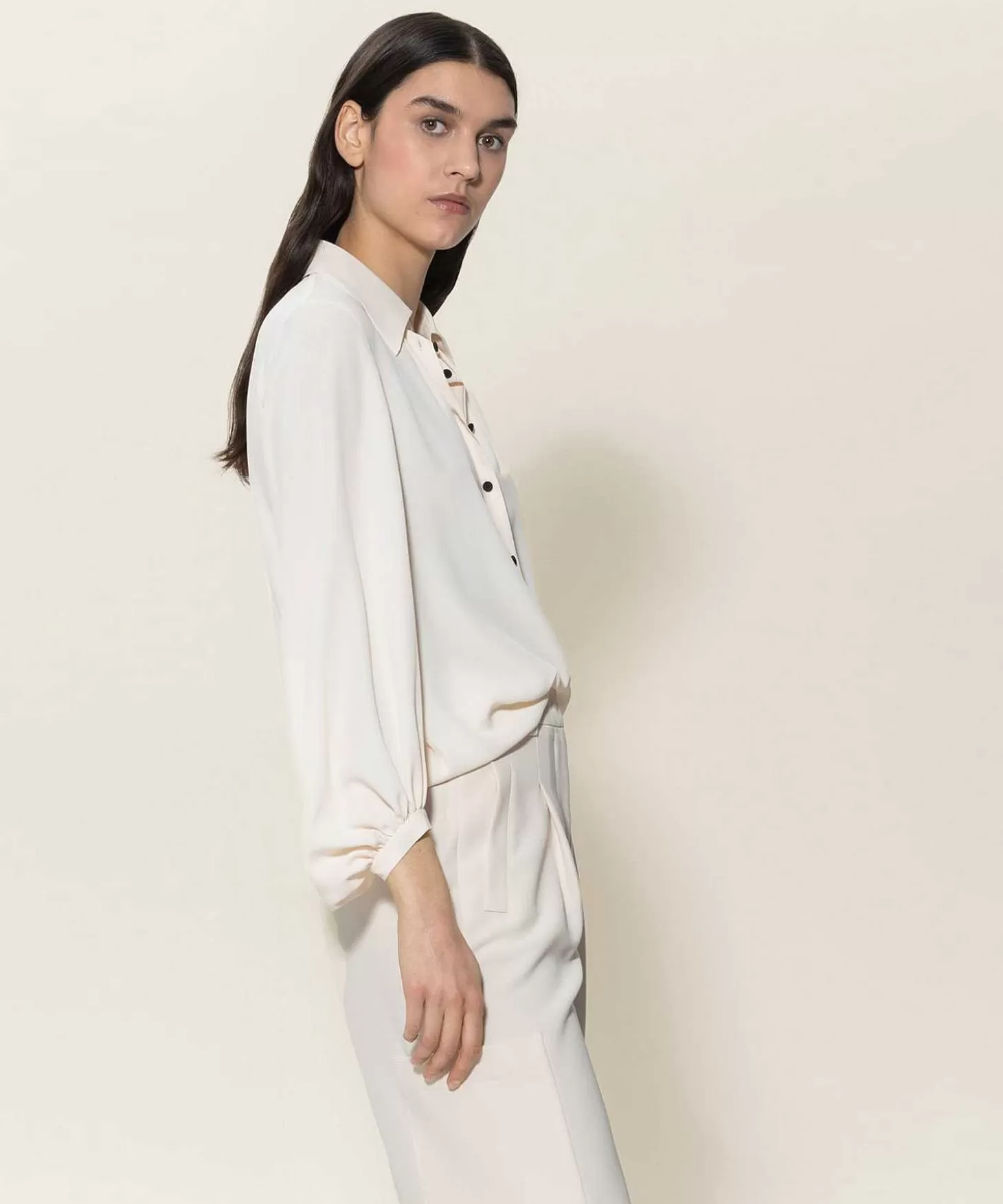 luisa_cerano_blouse_zijde_crepe_contrastknoopje_4.webp Luisa Cerano Blouse Zijde Crepe Contrastknoopje Cheap