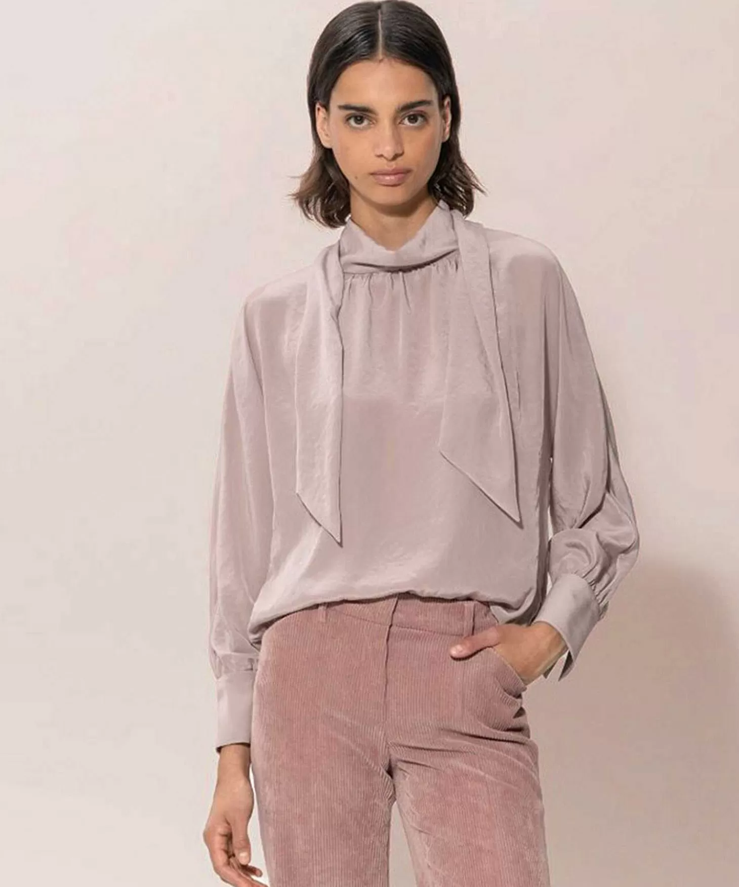 luisa_cerano_silky_blouse_met_strik_1.webp Luisa Cerano Silky Blouse Met Strik New