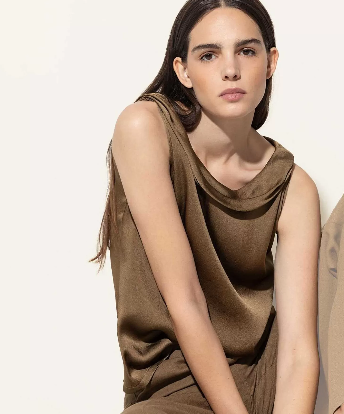 luisa_cerano_silky_top_met_watervalhals_1.webp Luisa Cerano Silky Top Met Watervalhals Fashion