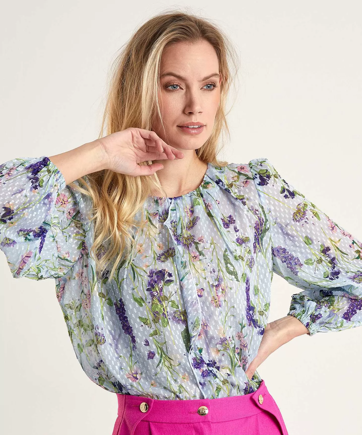 marc_cain_blouse_bloemenprint_met_roezelrandje_1.webp Marc Cain Collections Marc Cain Blouse Bloemenprint Met Roezelrandje Outlet