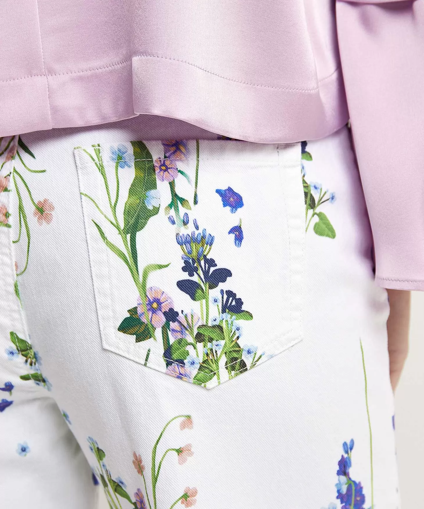 marc_cain_cropped_jeans_met_bloemenprint_wylie_2.webp Marc Cain Collections Marc Cain Cropped Jeans Met Bloemenprint Wylie Fashion