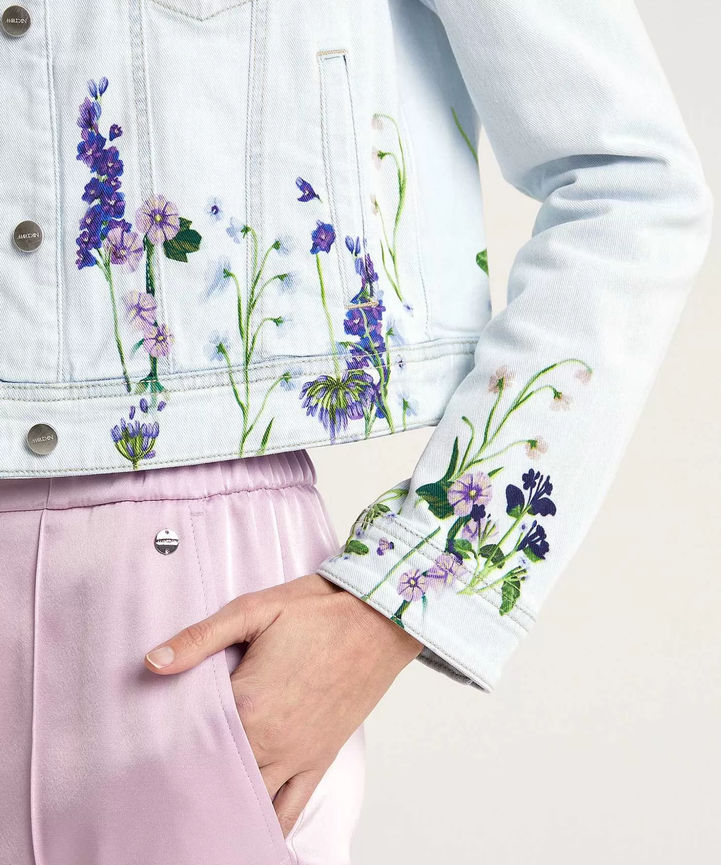 marc_cain_denim_jasje_bloemenprint_2.webp Marc Cain Collections Marc Cain Denim Jasje Bloemenprint Best Sale