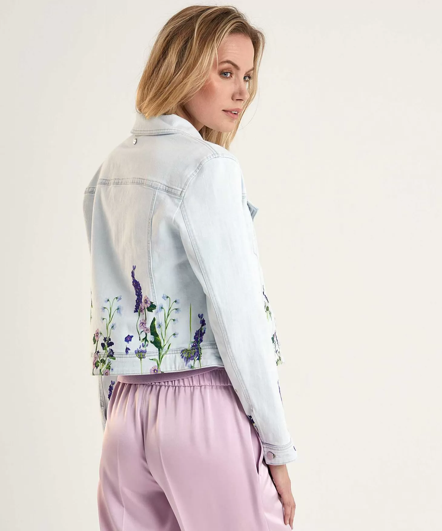 marc_cain_denim_jasje_bloemenprint_3.webp Marc Cain Collections Marc Cain Denim Jasje Bloemenprint Best Sale