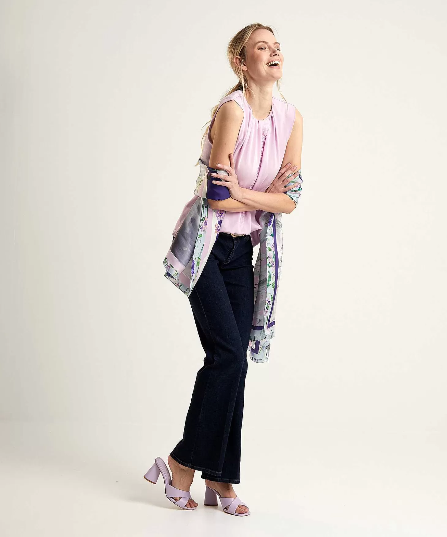 marc_cain_mouwloze_top_met_roezelrandje_4.webp Marc Cain Collections Marc Cain Mouwloze Top Met Roezelrandje Hot