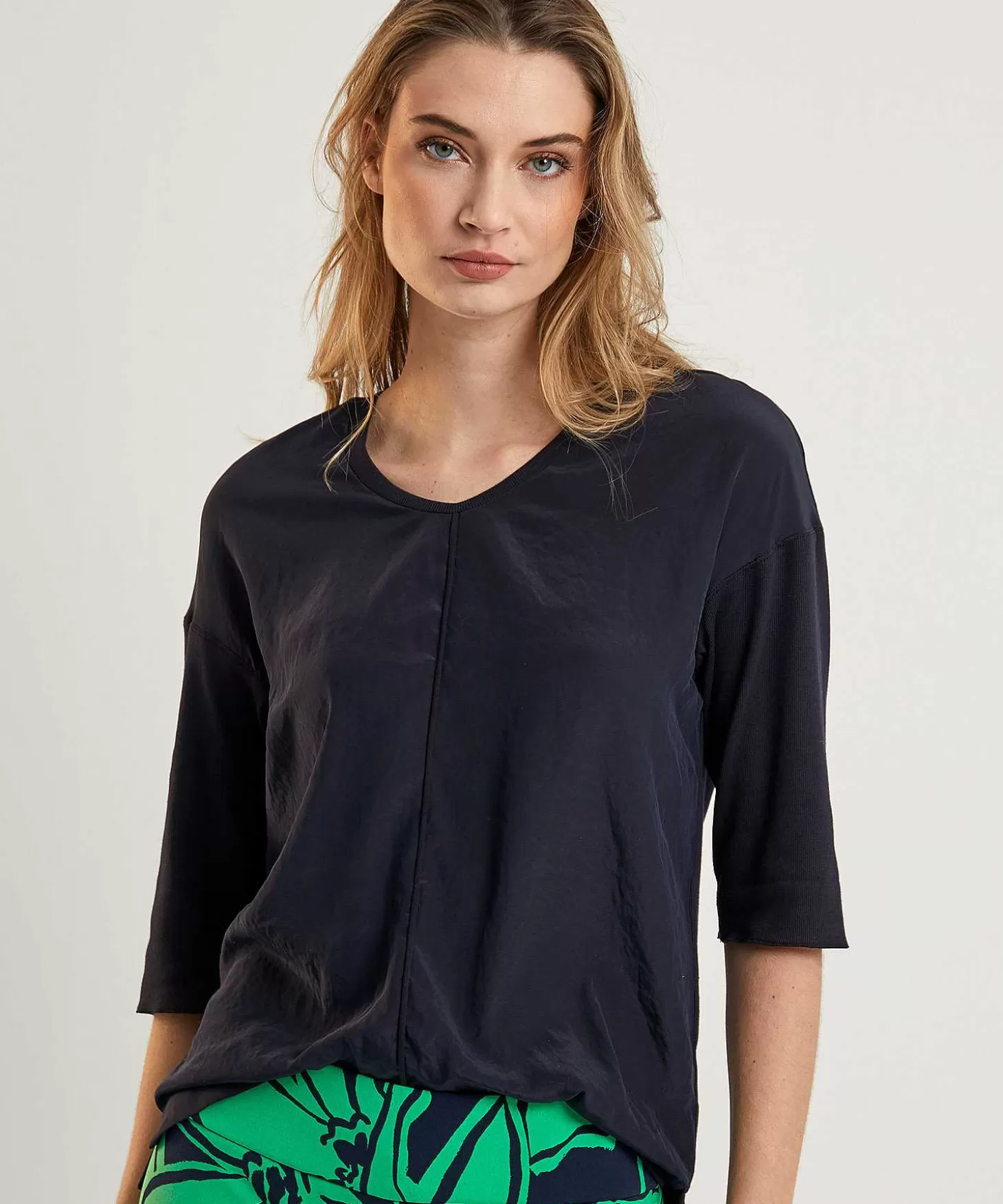 marc_cain_shirt_silky_front_1.webp Marc Cain Essentials Marc Cain Shirt Silky Front Clearance