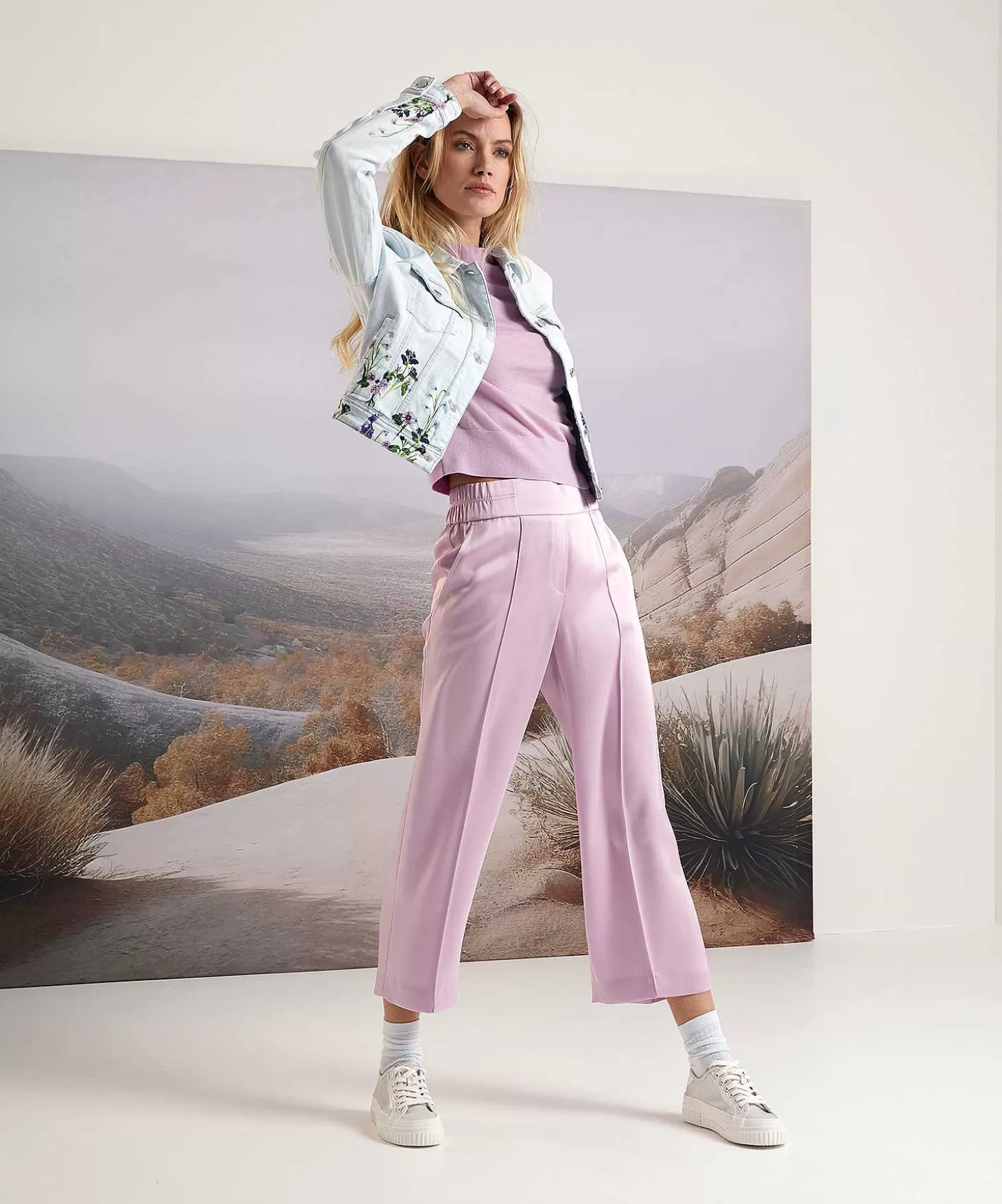 marc_cain_silky_cropped_broek_washington_4.webp Marc Cain Collections Marc Cain Silky Cropped Broek Washington Cheap