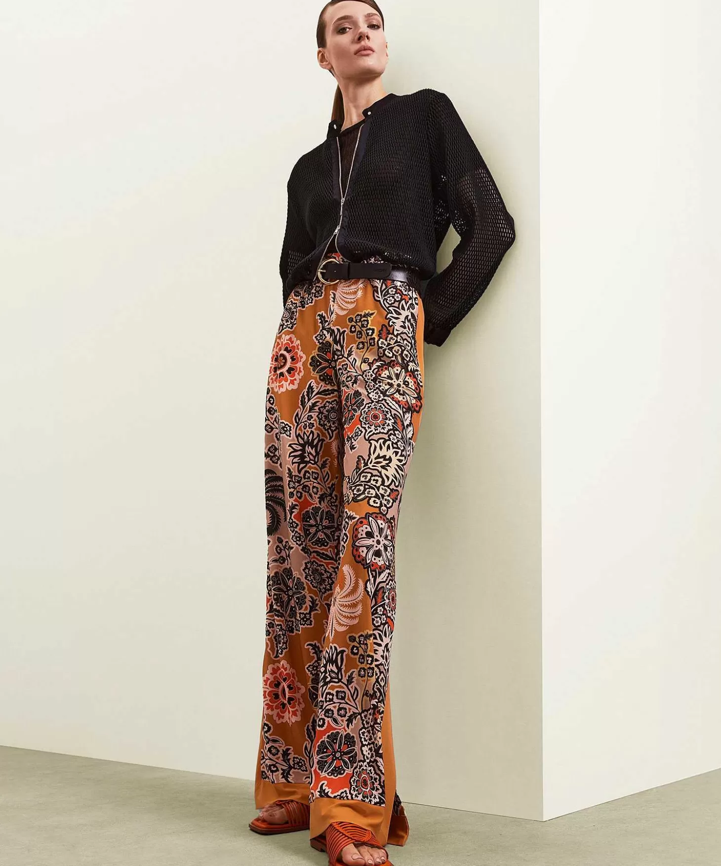 marc_cain_slinky_palazzobroek_bloemprint_wedi_4.webp Marc Cain Collections Marc Cain Slinky Palazzobroek Bloemprint Wedi Outlet
