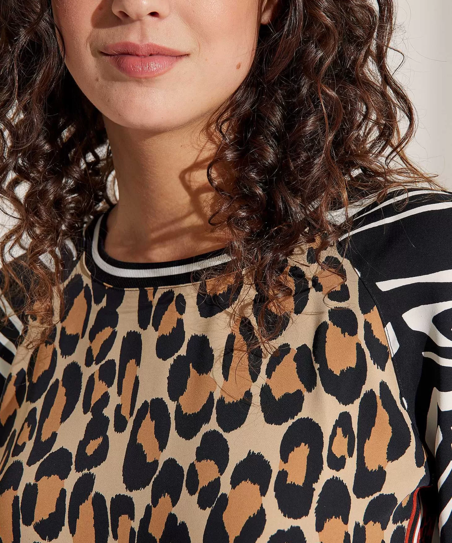 marc_cain_sports_scuba_blouse_mixed_animal_2.webp Marc Cain Sports Scuba Blouse Mixed Animal Online