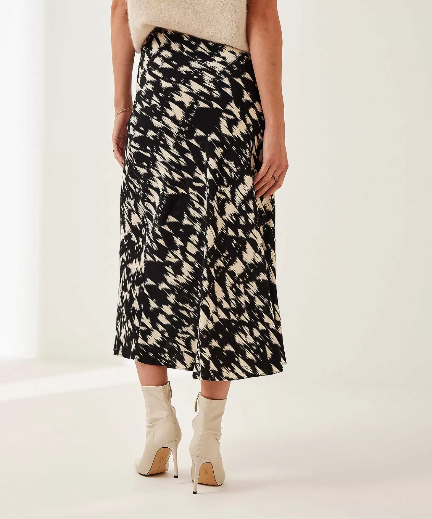 no_mans_land_rok_viscose_crepe_veegprint_3.webp No Man's Land Rok Viscose Crepe Veegprint Sale