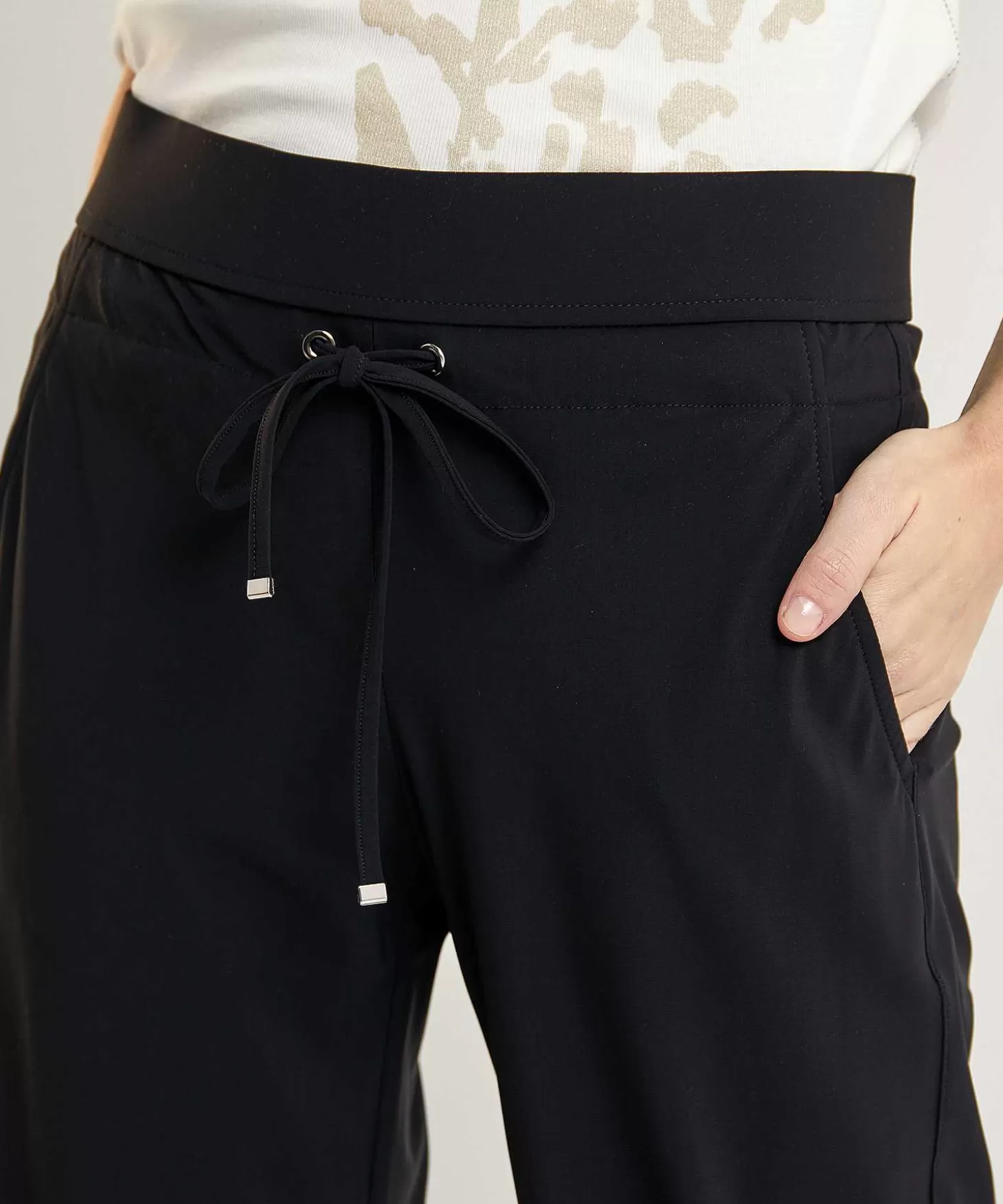 raffaello_rossi_straight_fit_travelstof_broek_candice_2.webp Raffaello Rossi Straight Fit Travelstof Broek Candice Hot