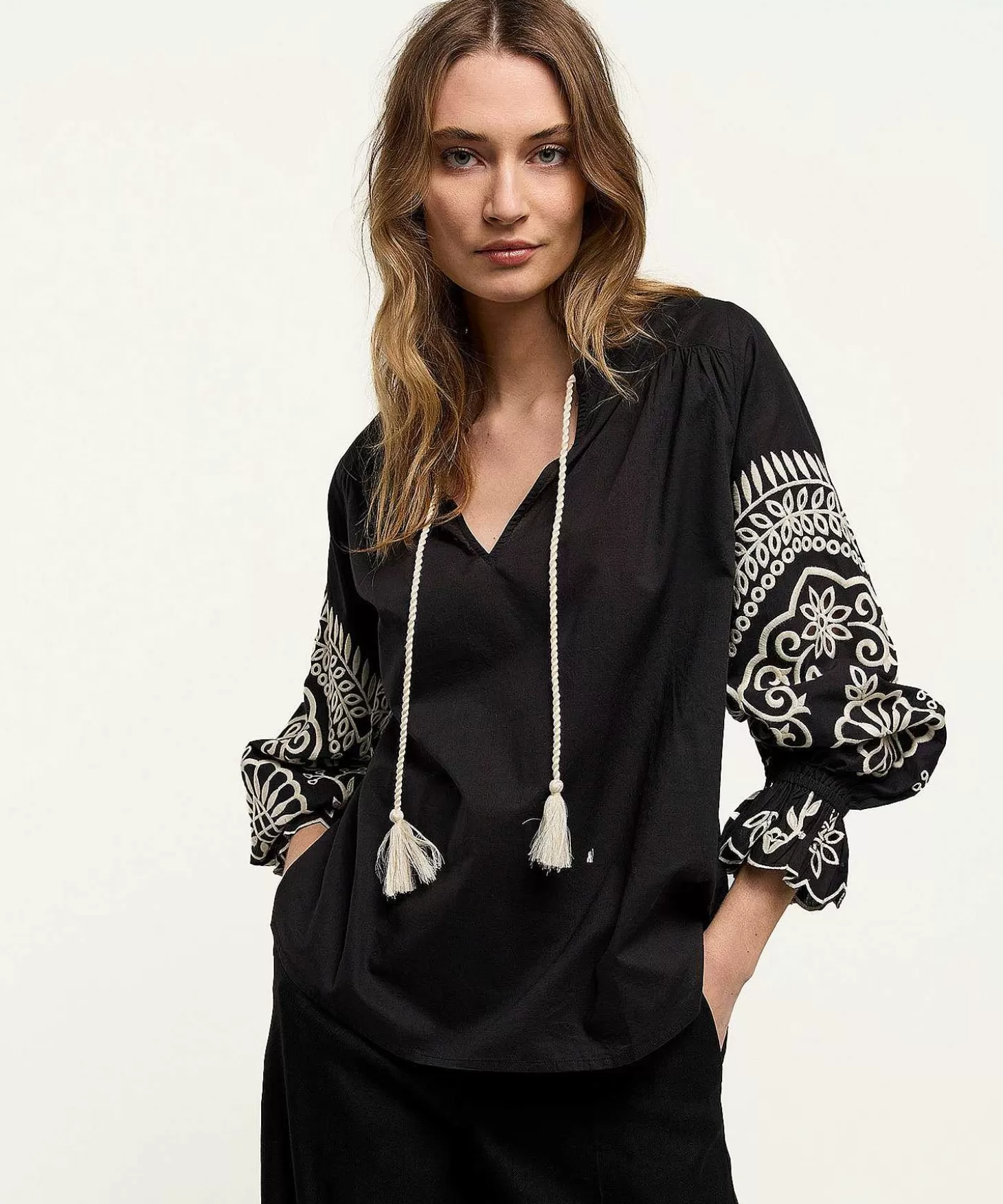 summum_blouse_embroidery_1-2.webp Summum Blouse Embroidery New