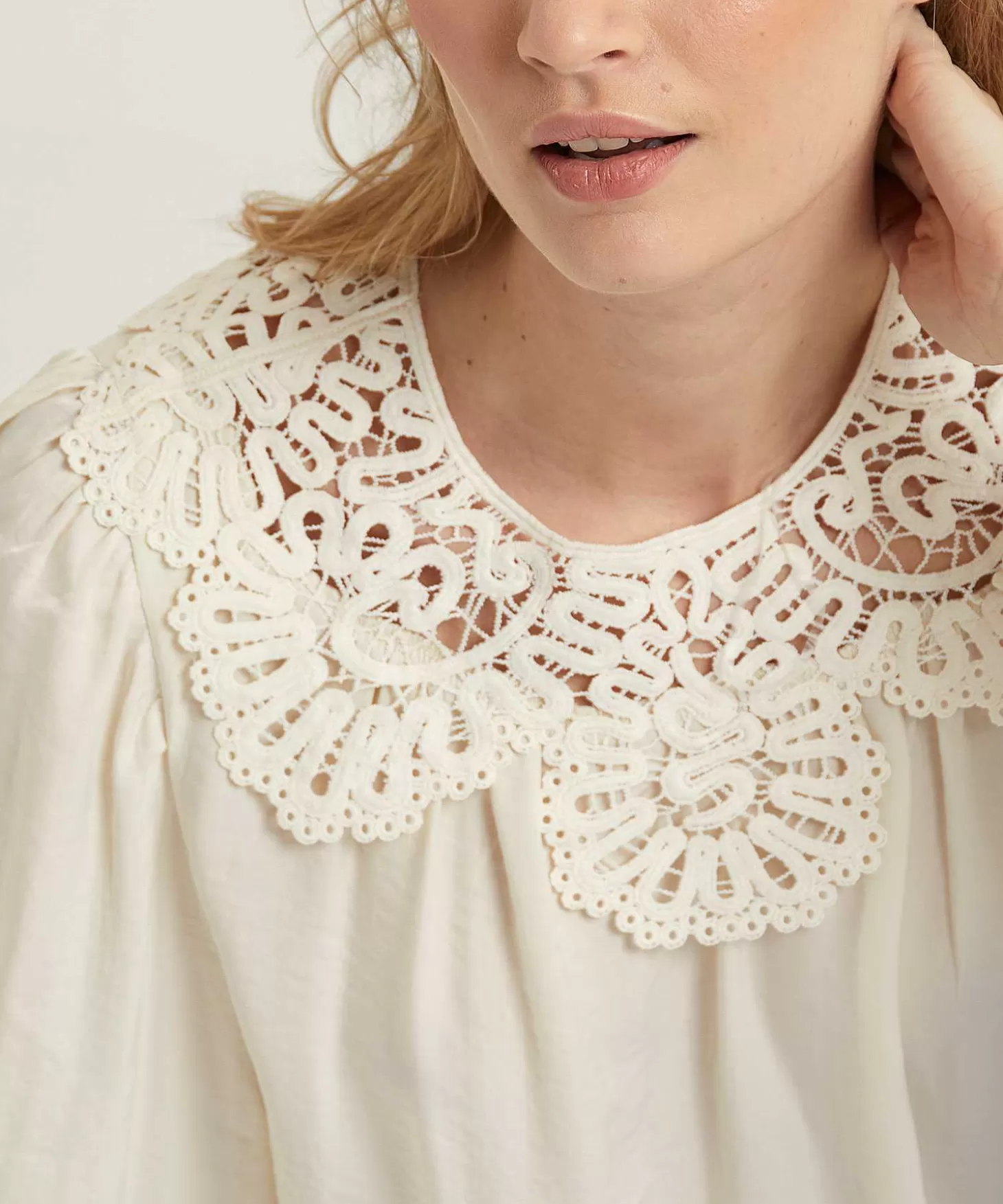 summum_silky_blouse_met_kant_2.webp Summum Silky Blouse Met Kant Sale