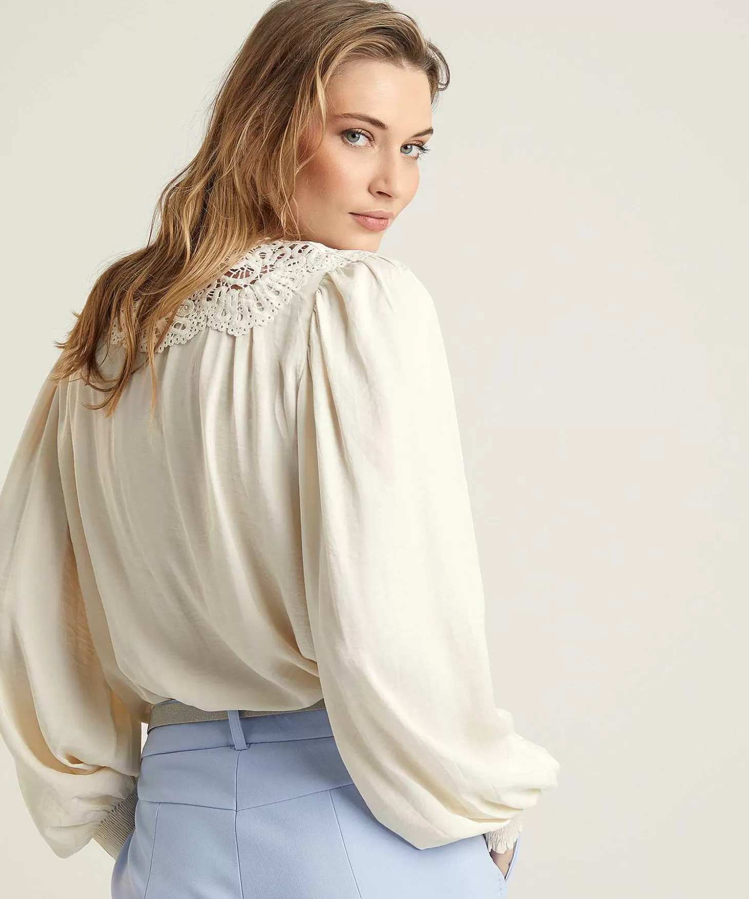 summum_silky_blouse_met_kant_3.webp Summum Silky Blouse Met Kant Sale