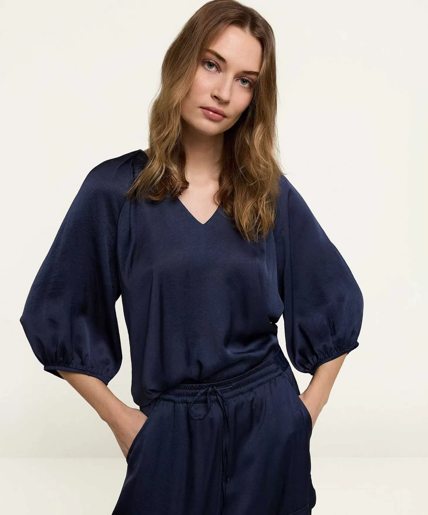 summum_silky_blouse_vhals_1.webp Summum Silky Blouse V-Hals Store