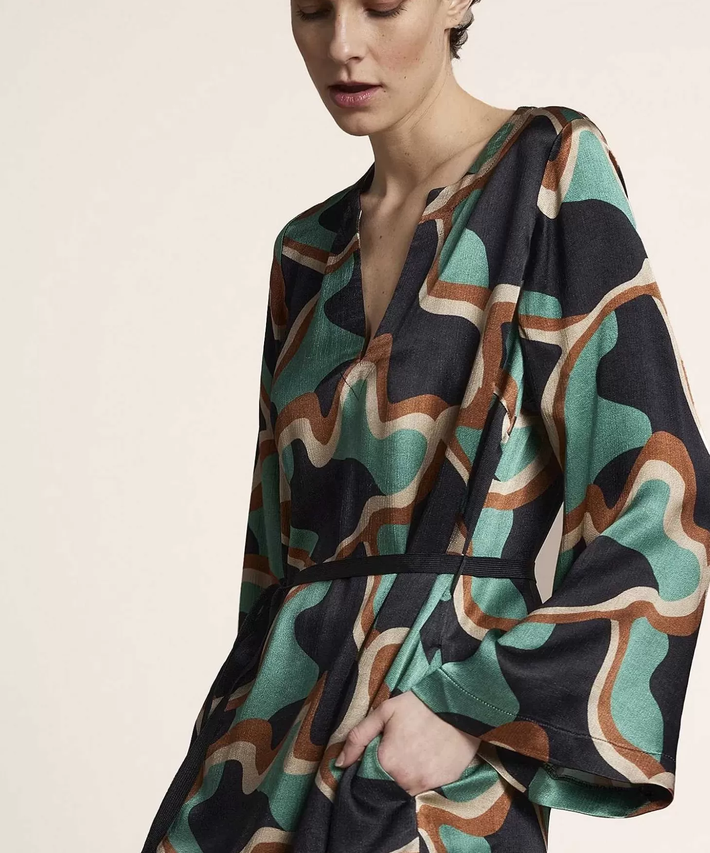 summum_silky_jurk_trompetmouwen_2.webp Summum Silky Jurk Trompetmouwen Best Sale